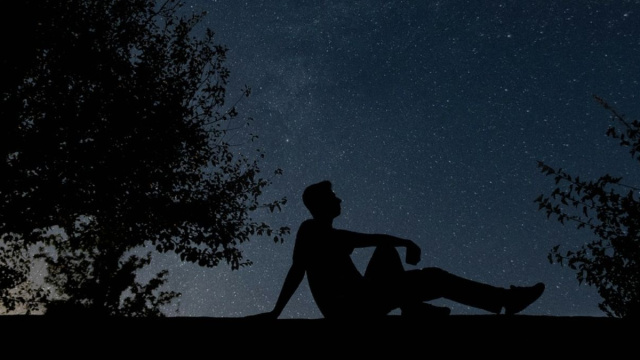 Una persona che guarda le stelle - pixabay.com.