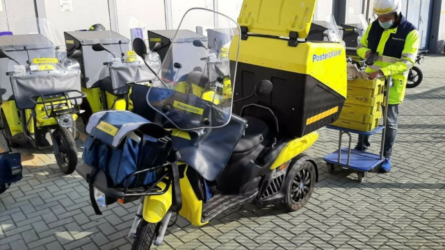 Portalettere con motomezzo aziendale - &copy; Poste Italiane.
