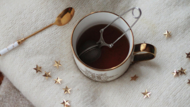 Tazza di t&egrave; su una coperta con stelle -&copy; Pexels.