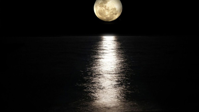 Un luna piena che illumina il mare &copy; Pixabay.