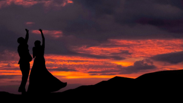 Coppia gioca con le nuvole al tramonto - &copy; Pixabay IA.