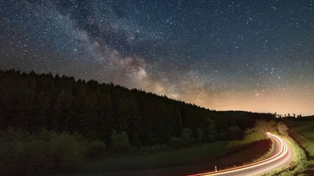 Strada illuminata sotto un cielo stellato (&copy;pixabay.com).