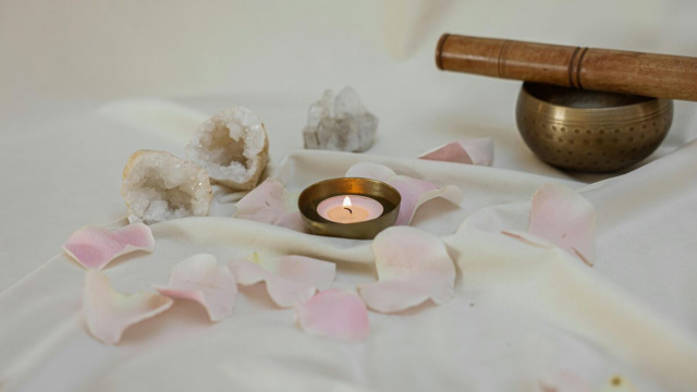 Candela con druse e pietre, campana tibetana- &copy; Pexels.
