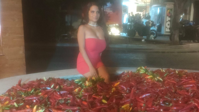 La modella Alessia Barberio nella vasca di peperoncini - &copy;BlastingNews