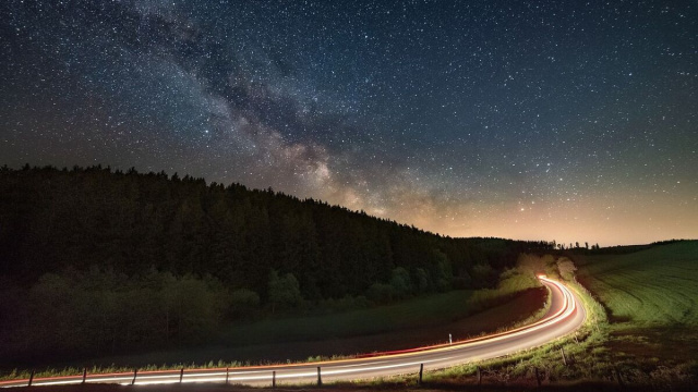 La Via Lattea nel cielo notturno sopra una strada rurale illuminata &copy; Pixabay.
