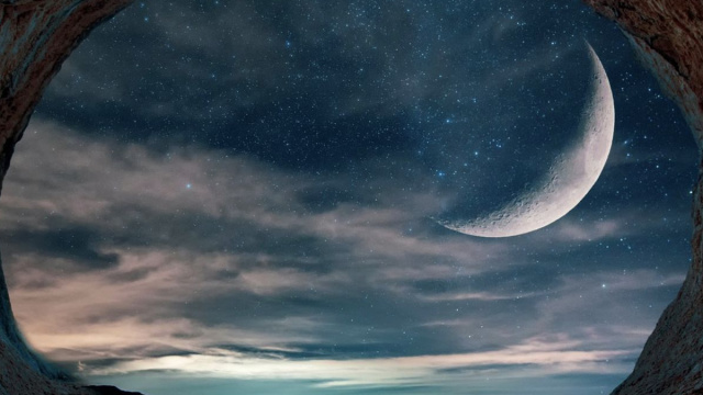Una grotta da cui si vedono le stelle e la luna &copy; Pixabay