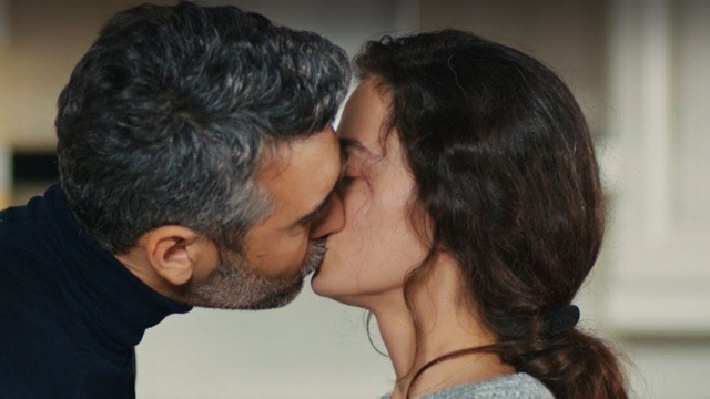 Caner Cindoruk (Sarp) e &Ouml;zge &Ouml;zpirin&ccedil;&ccedil;i (Bahar) in una scena. Screenshot &copy; La forza di una donna.