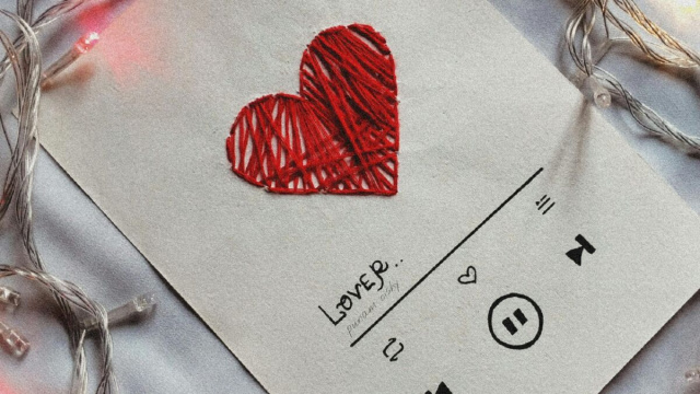 Cuore rosso cucito su carta -&copy; Pexels