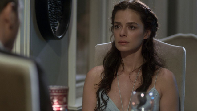 &Ouml;zge &Ouml;zpirin&ccedil;&ccedil;i (Bahar) in una scena de La forza di una donna &copy; Canale 5.