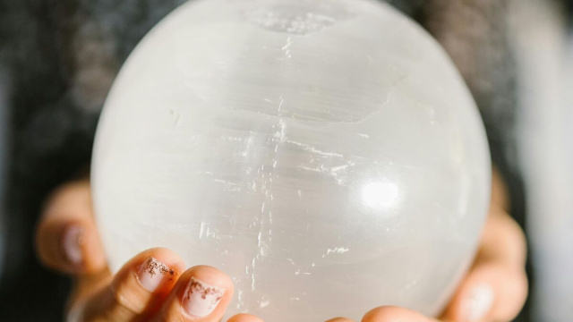 Una sfera di cristallo &copy; Canva IA.