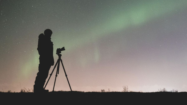 Uomo in ombra con accanto un telescopio - &copy; Pixabay.