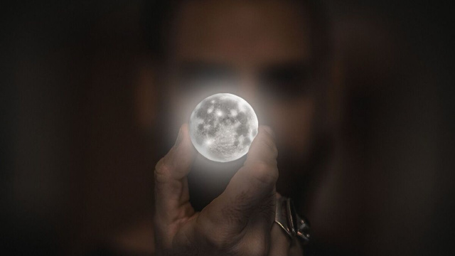 Immagine fantasiosa di un corpo celeste tra le dita &copy; Pixabay.