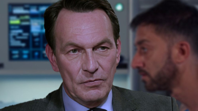 In primo piano Roberto Ferri (Riccardo Polizzy Carbonelli),sullo sfondo Gennaro (Carlo Caracciolo) &copy; Un posto al sole Rai