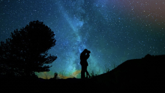 Due innamorato sotto il cielo stellato - pixabay.com