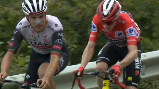Jonas Vingegaard e Jo&atilde;o Almeida sull&rsquo;Angliru &copy; Screenshot Eurosport.