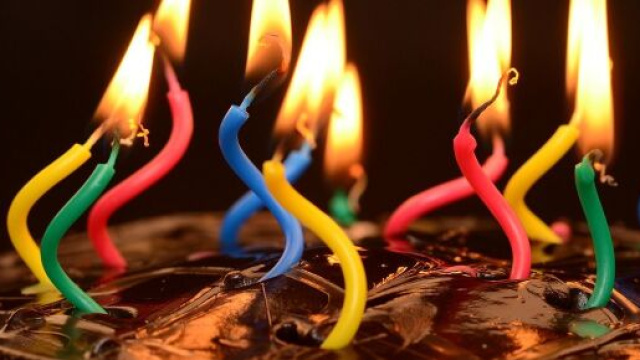 Delle candeline su una torta (&copy;pixabay.com).