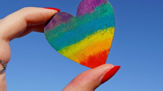Cuore arcobaleno in una mano &copy; Pexels.com