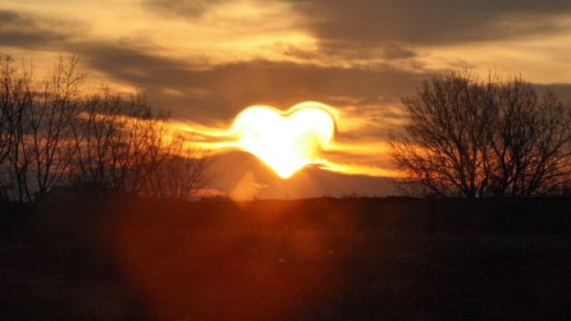 Tramonto con sole a forma di cuore - &copy; Pixabay IA.