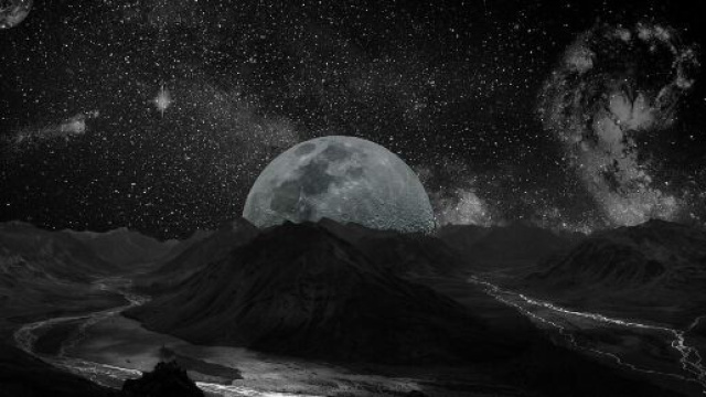 La Luna che emerge davanti alla Terra &copy; Pixabay.