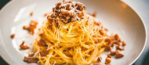 Bucatini vellutati con zucca e pancetta: un primo piatto cremoso e avvolgente