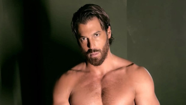 Can Yaman ritratto in foto sui profili social.