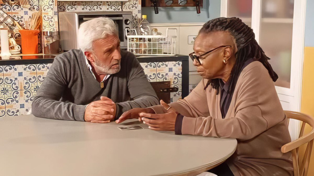 Raffaele Giordano (Patrizio Rispo) e Eleanor Price (Whoopi Goldberg) &copy; Un Posto al Sole Rai