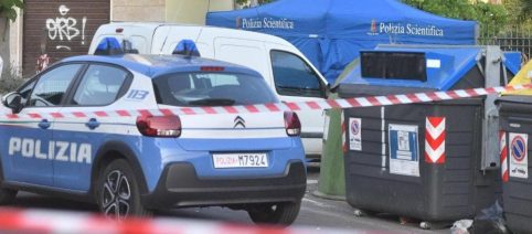 Roma, trovato un cadavere in un cassonetto: forse un clochard morto per cause naturali