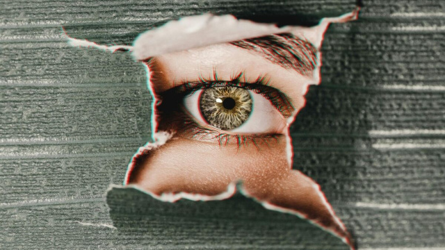 Occhio che spia da un buco- &copy;Pexels