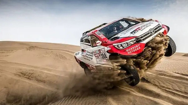 Auto da rally tra le dune (Creative Commons).