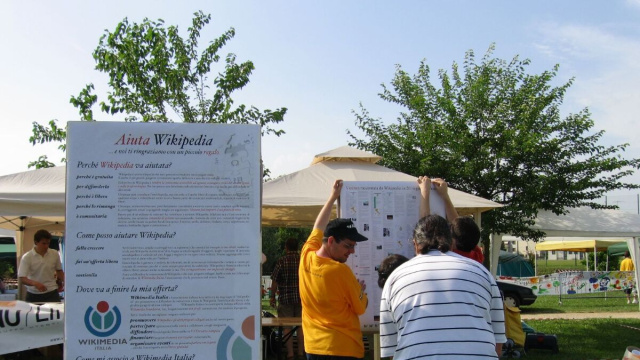 File:Vicenza2006 costruzione stand 8.jpg - Wikipedia &copy; Creative Commons