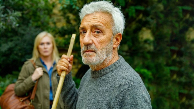 In primo piano Raffaele Giordano (Patrizio Rispo), sullo sfondo Ornella Bruni (Marina Giulia Cavalli) &copy; Un Posto al Sole Rai