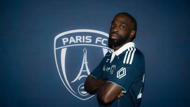 Jonathan Ikon&eacute; con la maglia del Paris FC &copy; Creative Commons