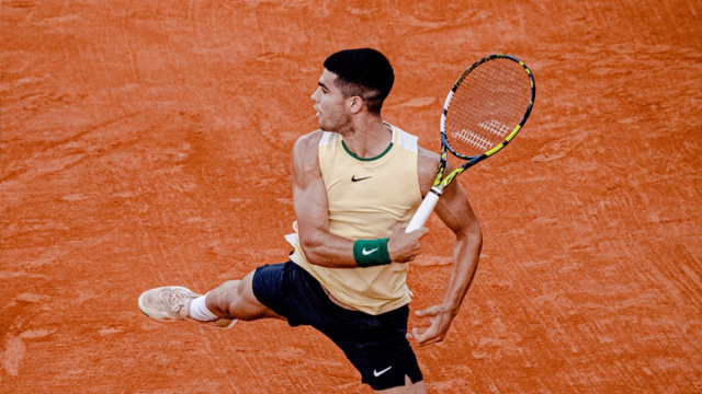 Alcaraz in azione all'Argentina Open nel febbraio 2024. (Wikimedia Commons).