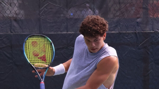 Ben Shelton at practice ahead of the 2023 DC Open (Wikimedia Commons).