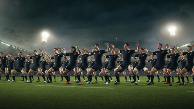 Gli All Blacks durante l'Haka, (ADIDAS).