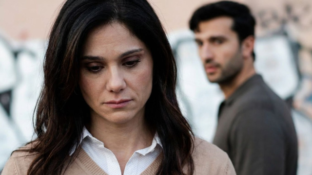 In primo piano Rosa Picariello (Daniela Ioia) sullo sfondo Damiano Renda (Luigi Miele) &copy; Un Posto al Sole Rai