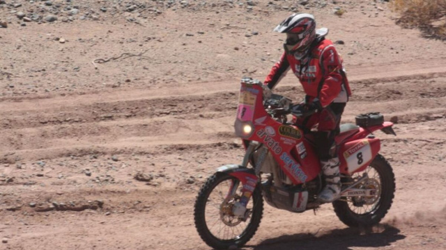 La Dakar in moto in una tappa del 2018. (WIkipedia).