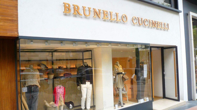 La vetrina di un negozio di Brunello Cucinelli.