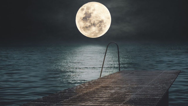 Un molo di notte con la luna piena nel cielo - pixabay.com