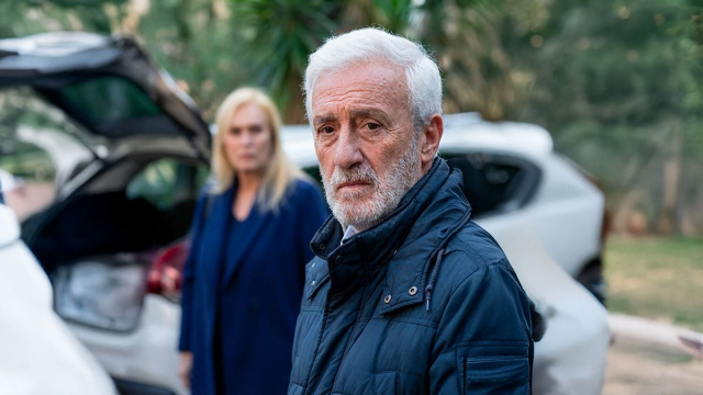 In primo piano Raffaele Giordano (Patrizio Rispo), sullo sfondo Ornella Bruni (Marina Giulia Cavalli) &copy; Un Posto al Sole Rai