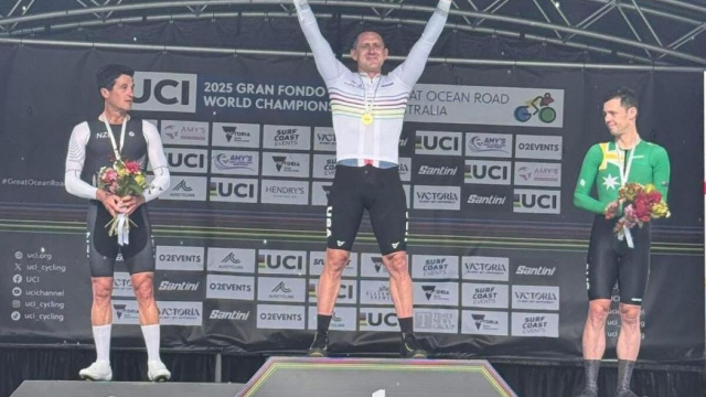 Matthew Clark sul podio - &copy; The Hive Bicycle Shop