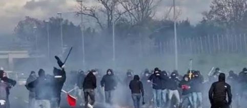 Scontri in autostrada: tifoserie a contatto e minuti di guerriglia
