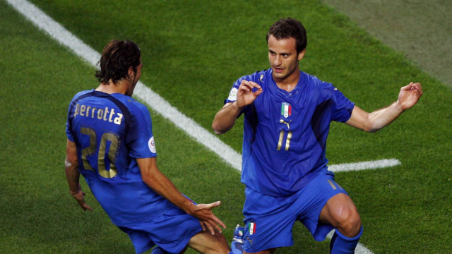 Gilardino, Campione del Mondo nel 2006, esulta con Perrotta dopo un gol &copy; Creative Commons