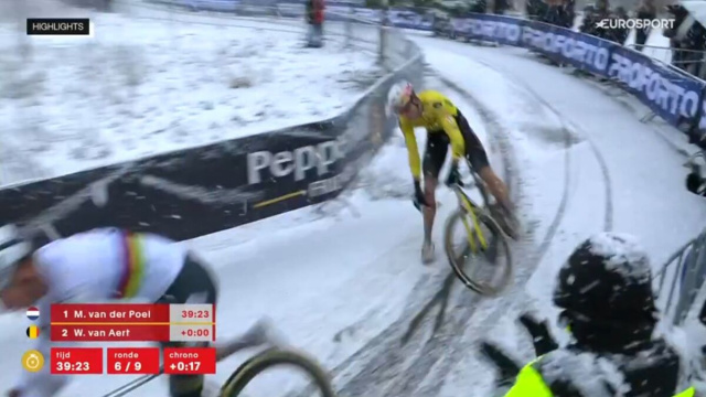 La caduta di Wout van Aert - &copy; Screenshot Eurosport