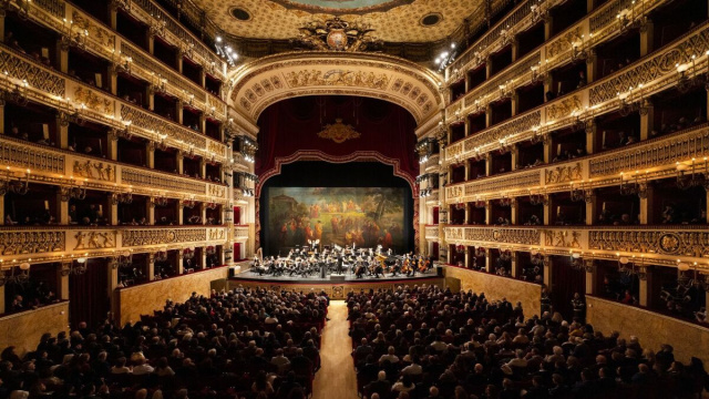 Teatro San Carlo &copy; Creative Commons