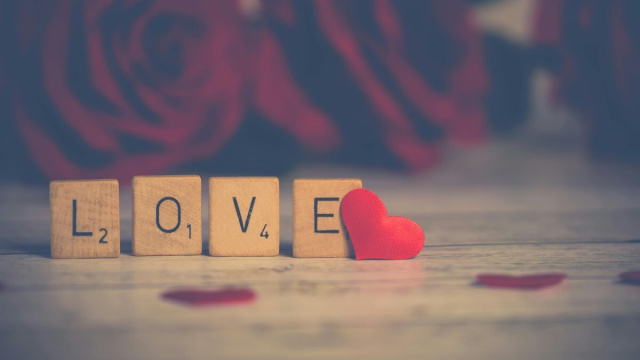 Cubetti con scritta "love"- &copy;Pexels