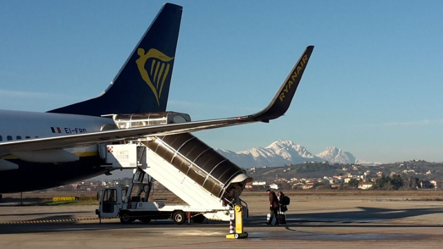 La coda di un aereo RyanAir (RyanAir).