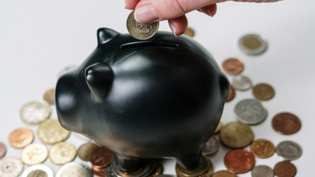 Salvadanaio nero con monete-&copy;Pexels