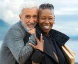 Raffaele Giordano (Patrizio Rispo) e Eleanor Price (Whoopi Goldberg) &copy; Un Posto al Sole Rai