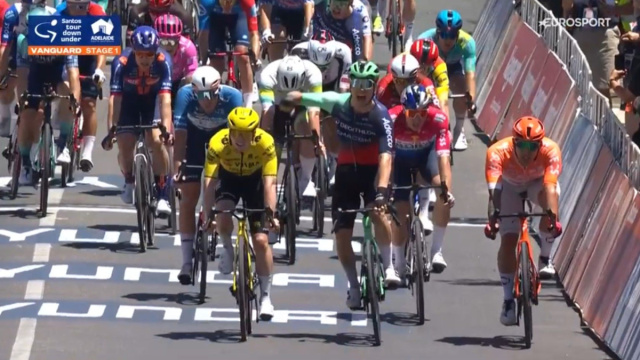 La volata della prima tappa del Tour Down Under - &copy; Screenshot Eurosport